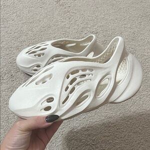 Yeezy Foam Runners in Cream